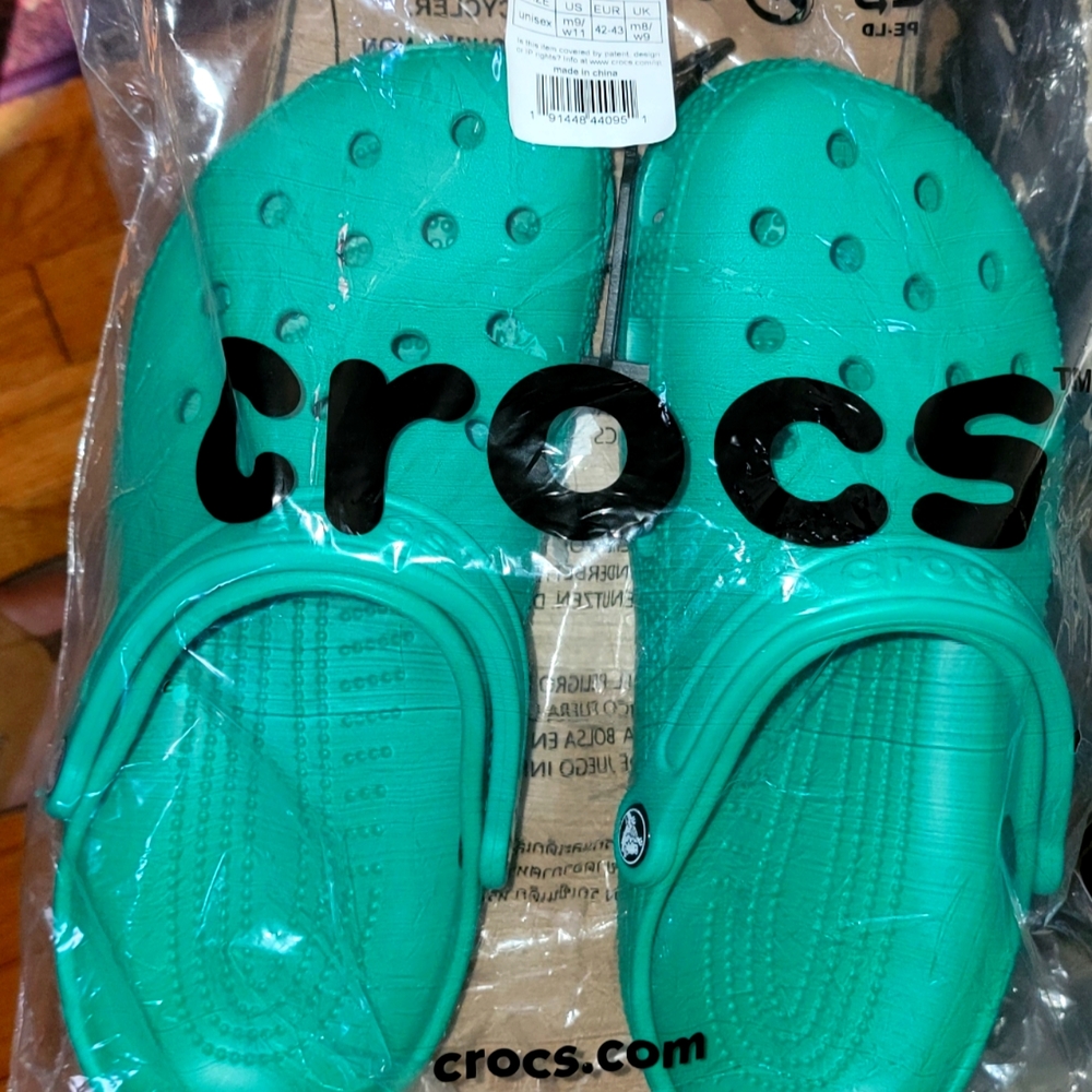 Crocs NWT Classic green